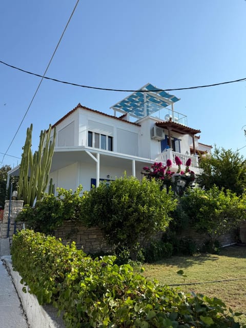 Property building, Facade/entrance, Spring, Day, Garden, View (from property/room), Garden view, Landmark view, Quiet street view, Inner courtyard view