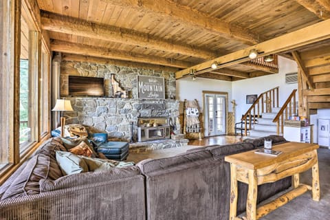 Peaceful Cabin with Mtn and River Views, Fire Pit Cabin in Salmon River