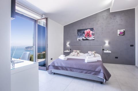 Bed, Natural landscape, Photo of the whole room, Bedroom