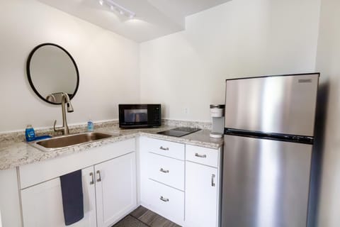 Kitchen or kitchenette, microwave, stove