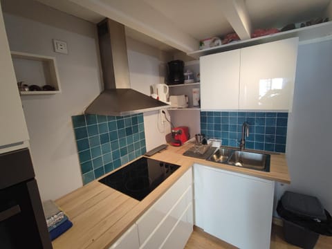 Kitchen or kitchenette, oven, stove