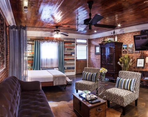 Bed, TV and multimedia, View (from property/room), Living room, Photo of the whole room, fireplace