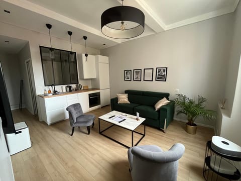 Bed, Coffee/tea facilities, Kitchen or kitchenette, Living room, pet friendly, stove
