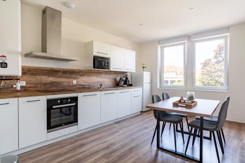 Kitchen or kitchenette, Dining area