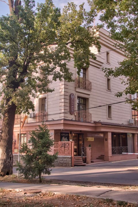 Property building, Neighbourhood