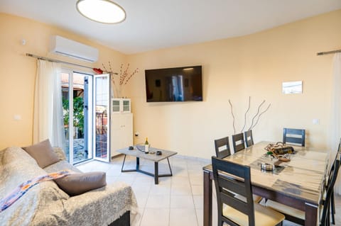 Communal lounge/ TV room, TV and multimedia, Living room, Seating area, Dining area, Evening entertainment, Entertainment, air conditioner