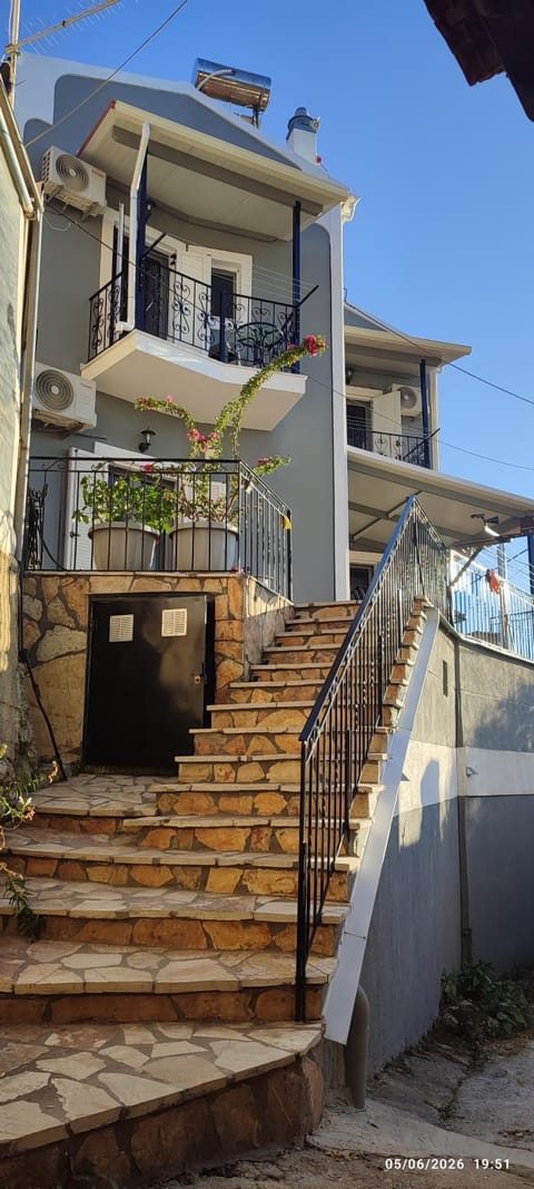 Property building, Facade/entrance, Balcony/Terrace, Balcony/Terrace, acessibility