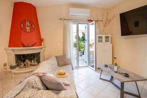 Communal lounge/ TV room, TV and multimedia, Living room, Seating area, Dining area, Evening entertainment, fireplace, air conditioner