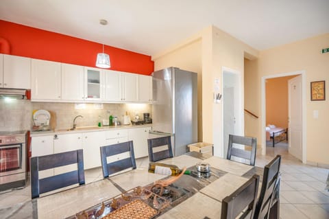 Kitchen or kitchenette, Living room, Seating area, Dining area, Food, Dinner, dishwasher, oven, pet friendly, stove, kitchen