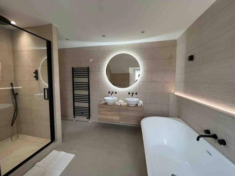 Shower, Bathroom, Photo of the whole room, Bath, towels