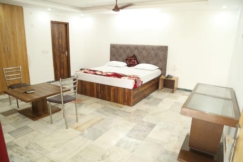 Bed, Living room, Photo of the whole room, Seating area, Bedroom, towels