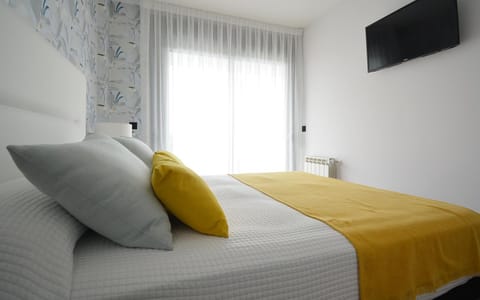 Bed, TV and multimedia, Photo of the whole room, Bedroom