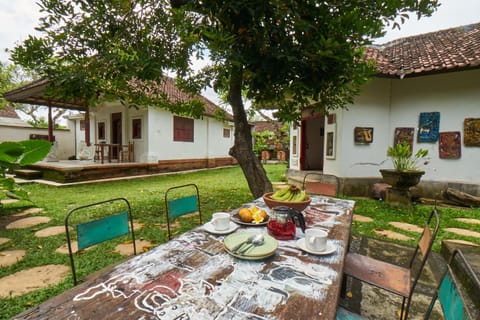 Property building, Restaurant/places to eat, Breakfast