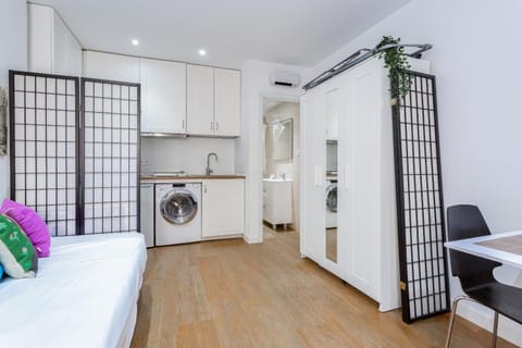 Bed, Kitchen or kitchenette, Living room