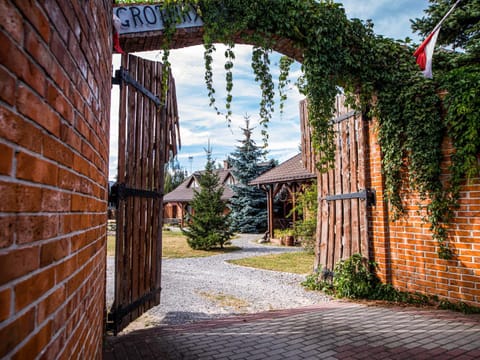 Property building, Facade/entrance, Neighbourhood, Garden, On site
