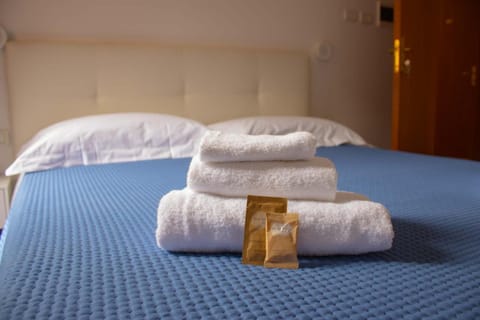 Bed, Bedroom, towels