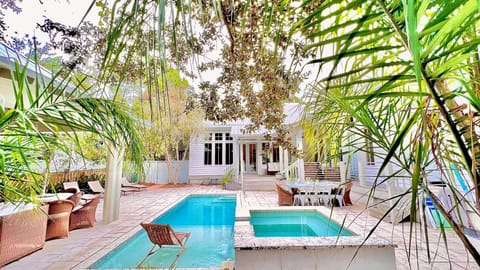 Property building, Lounge or bar, Swimming pool, Public Bath, sunbed
