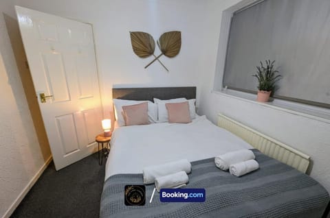 Bed, Photo of the whole room, Bedroom, heating, towels, wardrobe