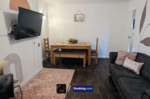 Communal lounge/ TV room, TV and multimedia, Living room, Seating area, Evening entertainment