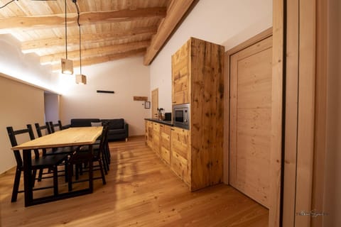 Kitchen or kitchenette, Dining area, dishwasher, minibar