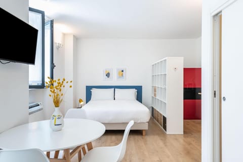 Bed, Dining area
