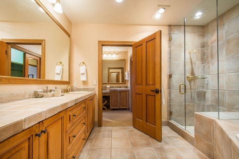 Deluxe Two Queen Room with Fireplace Hotel Room Hotel in Deer Valley