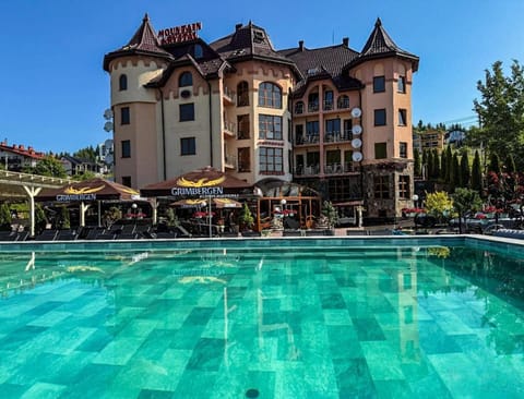 Restaurant/places to eat, View (from property/room), Swimming pool