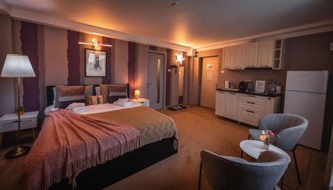 Bed, View (from property/room), Photo of the whole room, Garden view, furniture, stove, kitchen, air conditioner