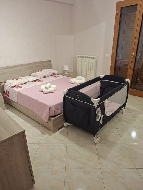 Bed, Bedroom, cot, towels