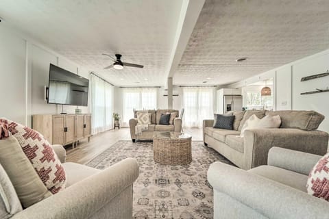 Boat Dock and Covered Patio Cherokee Lake Escape! House in Cherokee Reservoir