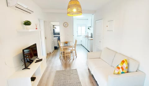 Communal lounge/ TV room, TV and multimedia, Living room, Seating area, Dining area