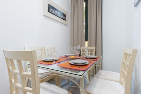 Living room, Food and drinks, Seating area, Dining area