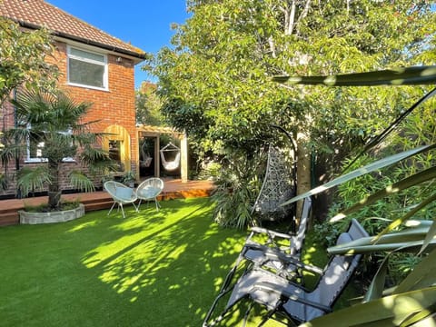 Luxury Oriental Home with Exotic Garden & Free Parking House in Liverpool