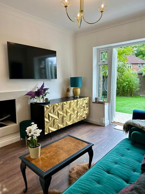 Luxury Oriental Home with Exotic Garden & Free Parking House in Liverpool