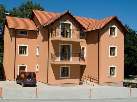 Facade/entrance