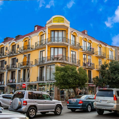 Property building, Day, Neighbourhood, City view, Street view