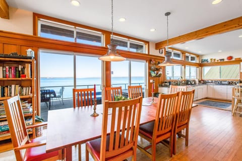 The Sandy Beach House House in Puget Sound