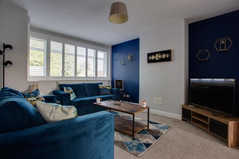 Communal lounge/ TV room, TV and multimedia, Living room, Seating area, Evening entertainment