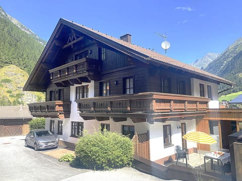 Property building, Facade/entrance, Mountain view, Mountain view, Parking