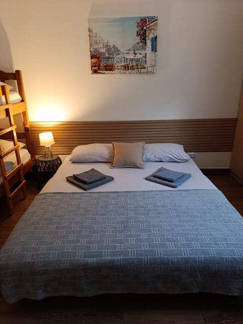 Bed, Photo of the whole room, pet friendly