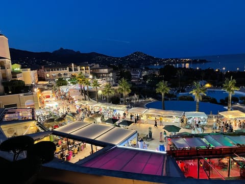 Natural landscape, Bird's eye view, Evening entertainment, Street view, Swimming pool