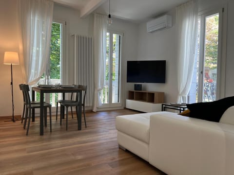 Communal lounge/ TV room, TV and multimedia, Seating area, Dining area, Evening entertainment