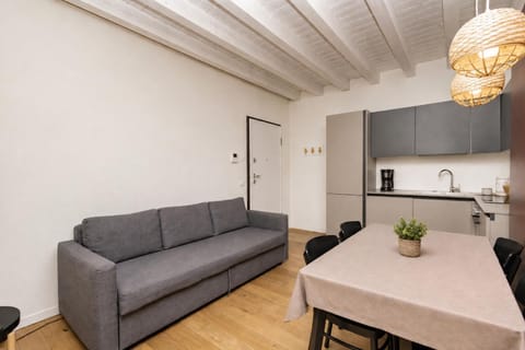 Kitchen or kitchenette, Living room, Seating area, Dining area, minibar, oven, pet friendly, stove