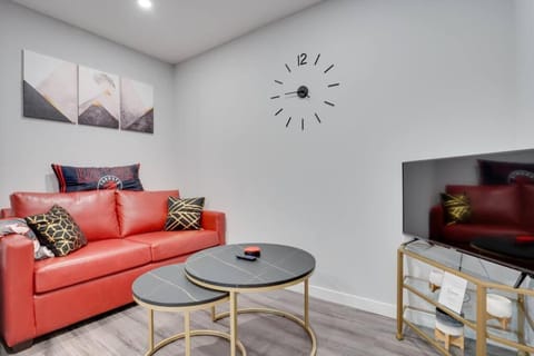 Modern & Private 1-Bedroom Apartment Apartment in Windsor