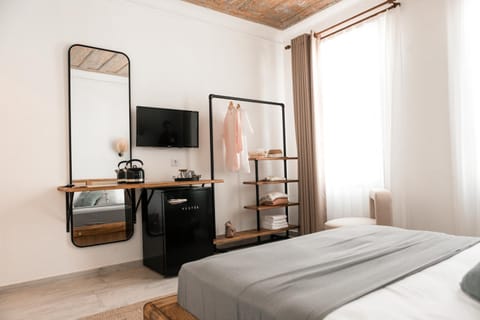 Bed, TV and multimedia, Photo of the whole room, Bedroom