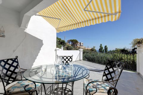 Quaint 2 Bedroom Townhouse with Pool close to Sea! Chalet in Benalmadena