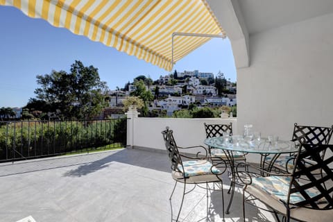 Quaint 2 Bedroom Townhouse with Pool close to Sea! Chalet in Benalmadena