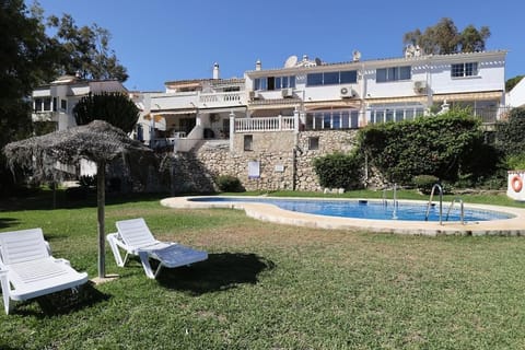 Quaint 2 Bedroom Townhouse with Pool close to Sea! Chalet in Benalmadena