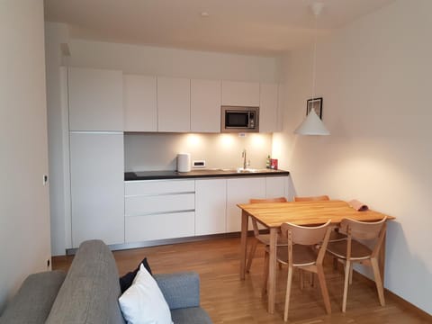 Kitchen or kitchenette, Dining area, dishwasher, minibar