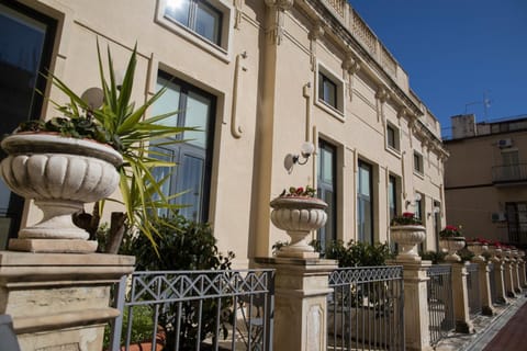 Facade/entrance